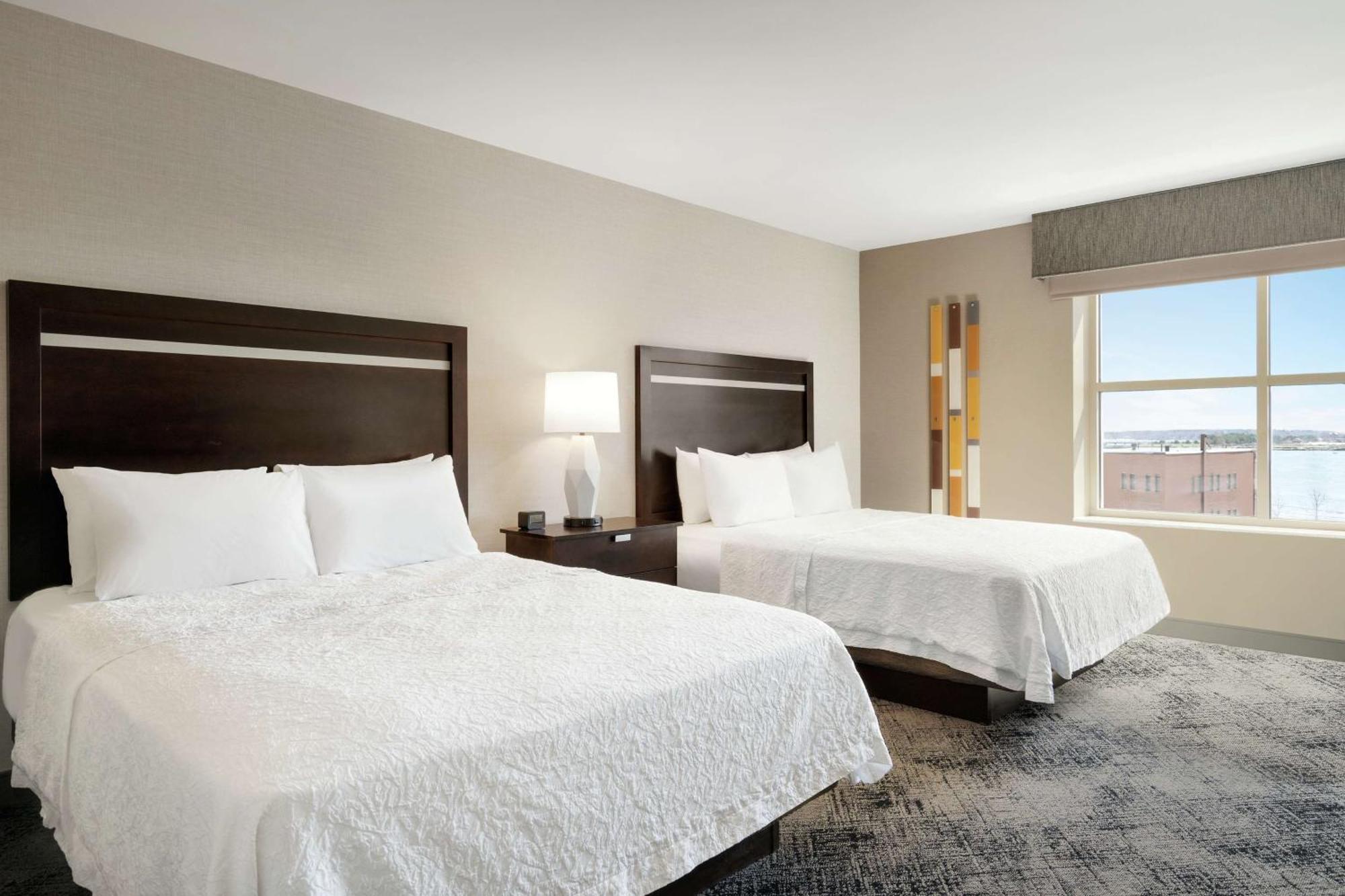 Hampton Inn Portland Downtown Waterfront Exterior foto